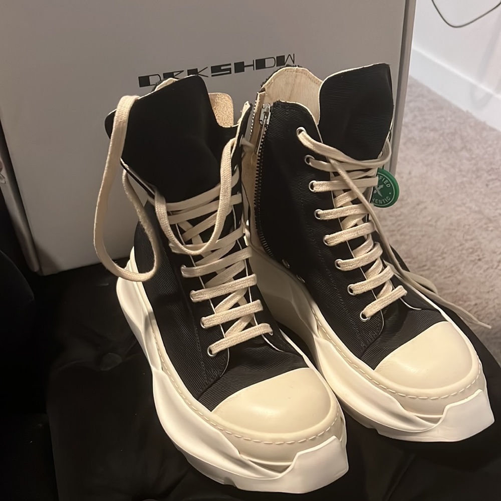 Rick Owens
Abstract High Top Black Milk (Size 39)